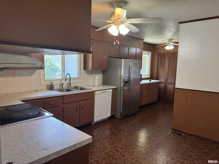 301 LAKESHORE Drive, Carterville, Illinois 62918, 3 Bedrooms Bedrooms, 0 ,2 BathroomsBathrooms,Residential,For Sale,LAKESHORE,0,RMAQC4264324