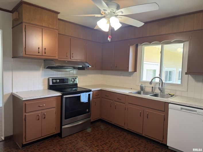 301 LAKESHORE Drive, Carterville, Illinois 62918, 3 Bedrooms Bedrooms, 0 ,2 BathroomsBathrooms,Residential,For Sale,LAKESHORE,0,RMAQC4264324