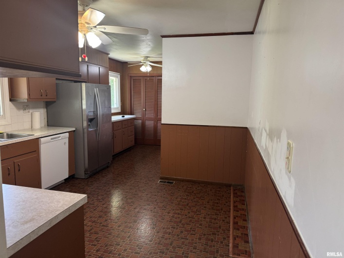 301 LAKESHORE Drive, Carterville, Illinois 62918, 3 Bedrooms Bedrooms, 0 ,2 BathroomsBathrooms,Residential,For Sale,LAKESHORE,0,RMAQC4264324
