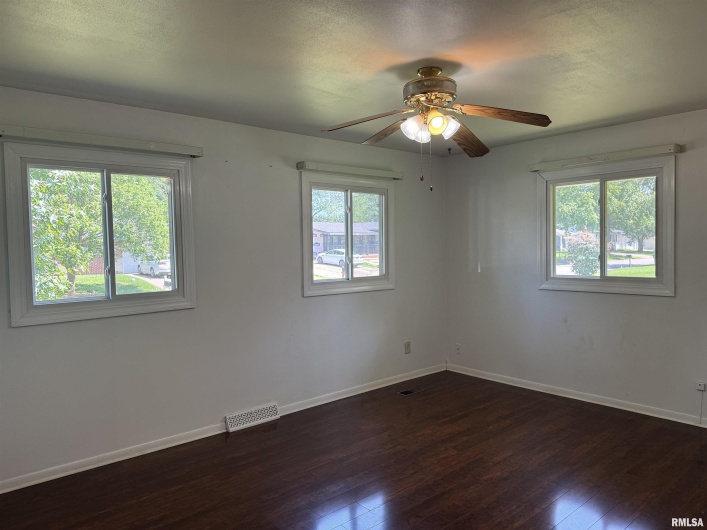 301 LAKESHORE Drive, Carterville, Illinois 62918, 3 Bedrooms Bedrooms, 0 ,2 BathroomsBathrooms,Residential,For Sale,LAKESHORE,0,RMAQC4264324
