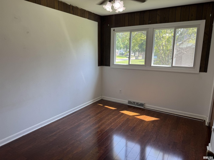 301 LAKESHORE Drive, Carterville, Illinois 62918, 3 Bedrooms Bedrooms, 0 ,2 BathroomsBathrooms,Residential,For Sale,LAKESHORE,0,RMAQC4264324