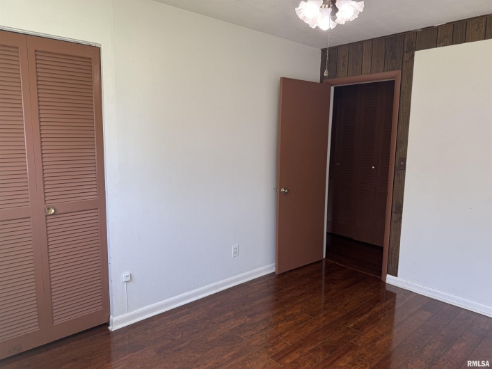 301 LAKESHORE Drive, Carterville, Illinois 62918, 3 Bedrooms Bedrooms, 0 ,2 BathroomsBathrooms,Residential,For Sale,LAKESHORE,0,RMAQC4264324