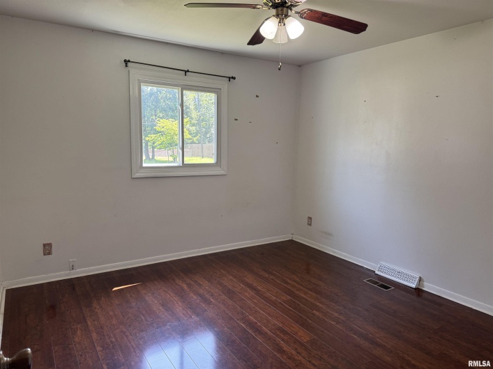 301 LAKESHORE Drive, Carterville, Illinois 62918, 3 Bedrooms Bedrooms, 0 ,2 BathroomsBathrooms,Residential,For Sale,LAKESHORE,0,RMAQC4264324