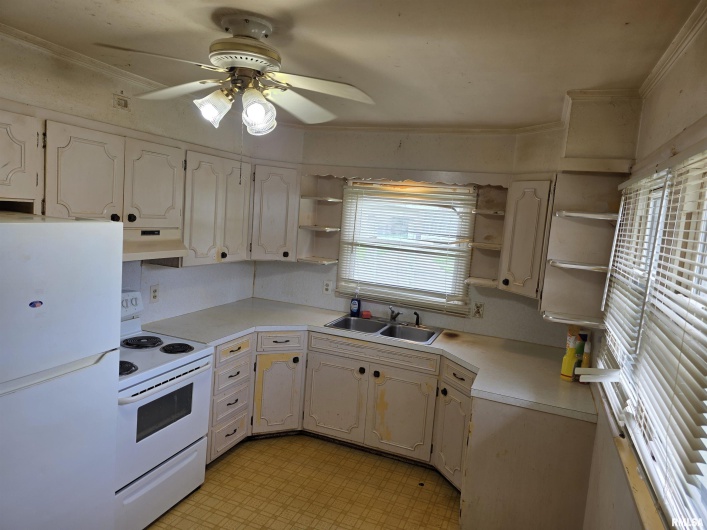 516 FREDERICK Street, Herrin, Illinois 62948, 3 Bedrooms Bedrooms, 0 ,1 BathroomBathrooms,Residential,For Sale,FREDERICK,0,RMAEB458409