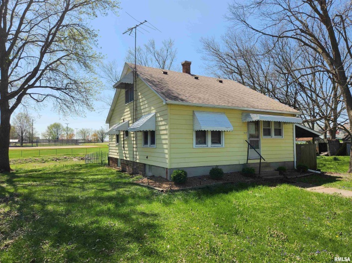 208 DAVIS Street, Ava, Illinois 62907, 2 Bedrooms Bedrooms, 0 ,1 BathroomBathrooms,Residential,For Sale,DAVIS,0,RMAQC4262285
