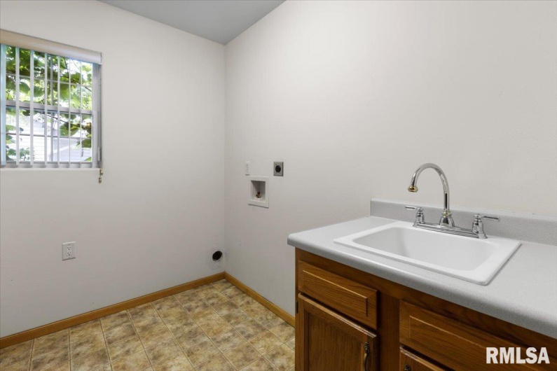 1504 APACHE Drive, Marion, Illinois 62959, 3 Bedrooms Bedrooms, 0 ,2 BathroomsBathrooms,Residential,For Sale,APACHE,0,RMAEB458417