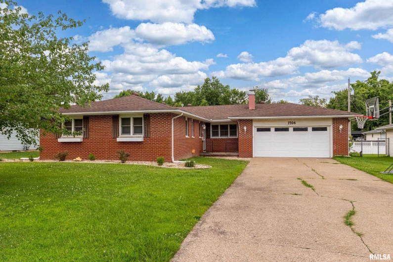 1704 CAROL Drive, Marion, Illinois 62959, 3 Bedrooms Bedrooms, 0 ,2 BathroomsBathrooms,Residential,For Sale,CAROL,0,RMAQC4264426