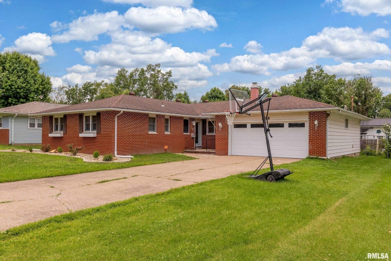 1704 CAROL Drive, Marion, Illinois 62959, 3 Bedrooms Bedrooms, 0 ,2 BathroomsBathrooms,Residential,For Sale,CAROL,0,RMAQC4264426