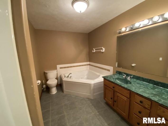 1501 Erinberry Street, Marion, Illinois 62959, 3 Bedrooms Bedrooms, 0 ,2 BathroomsBathrooms,Residential,For Sale,Erinberry,0,RMAQC4264438