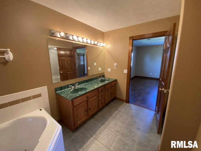 1501 Erinberry Street, Marion, Illinois 62959, 3 Bedrooms Bedrooms, 0 ,2 BathroomsBathrooms,Residential,For Sale,Erinberry,0,RMAQC4264438