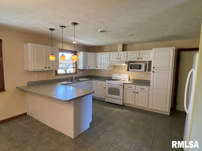 1501 Erinberry Street, Marion, Illinois 62959, 3 Bedrooms Bedrooms, 0 ,2 BathroomsBathrooms,Residential,For Sale,Erinberry,0,RMAQC4264438