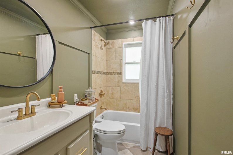 809 DOGWOOD Lane, Marion, Illinois 62959, 3 Bedrooms Bedrooms, 0 ,2 BathroomsBathrooms,Residential,For Sale,DOGWOOD,0,RMAEB458443