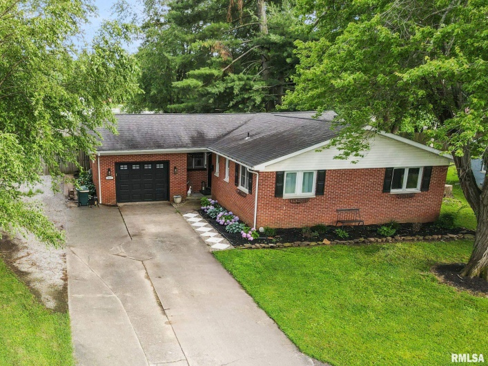 809 DOGWOOD Lane, Marion, Illinois 62959, 3 Bedrooms Bedrooms, 0 ,2 BathroomsBathrooms,Residential,For Sale,DOGWOOD,0,RMAEB458443