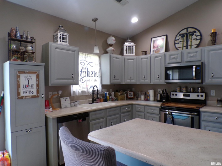 1821 MARK Drive, Sparta, Illinois 62286, 3 Bedrooms Bedrooms, 0 ,2 BathroomsBathrooms,Residential,For Sale,MARK,0,RMAEB458460