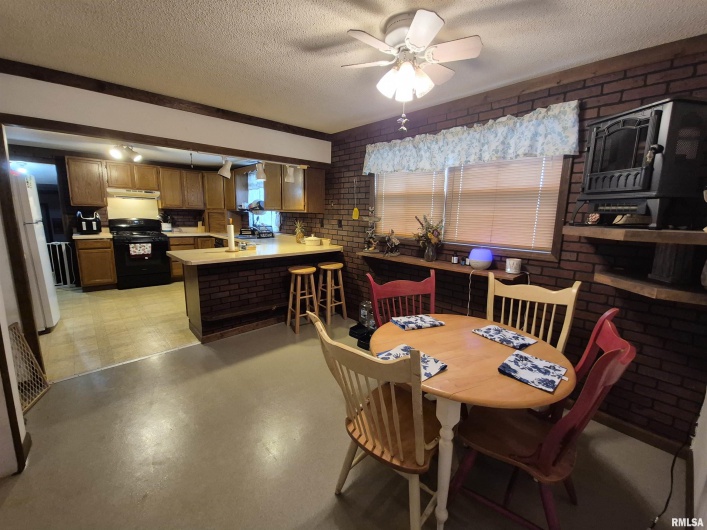 405 SHAW Street, Harrisburg, Illinois 62946, 4 Bedrooms Bedrooms, 0 ,2 BathroomsBathrooms,Residential,For Sale,SHAW,0,RMAEB458472