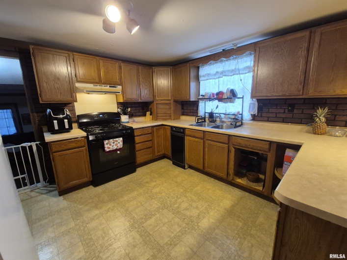 405 SHAW Street, Harrisburg, Illinois 62946, 4 Bedrooms Bedrooms, 0 ,2 BathroomsBathrooms,Residential,For Sale,SHAW,0,RMAEB458472