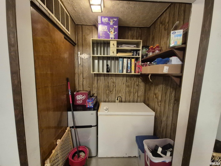 405 SHAW Street, Harrisburg, Illinois 62946, 4 Bedrooms Bedrooms, 0 ,2 BathroomsBathrooms,Residential,For Sale,SHAW,0,RMAEB458472