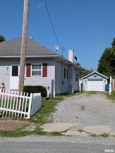 1205 BURGESS Avenue, Johnston City, Illinois 62951, 3 Bedrooms Bedrooms, 0 ,1 BathroomBathrooms,Residential,For Sale,BURGESS,0,RMAEB458483