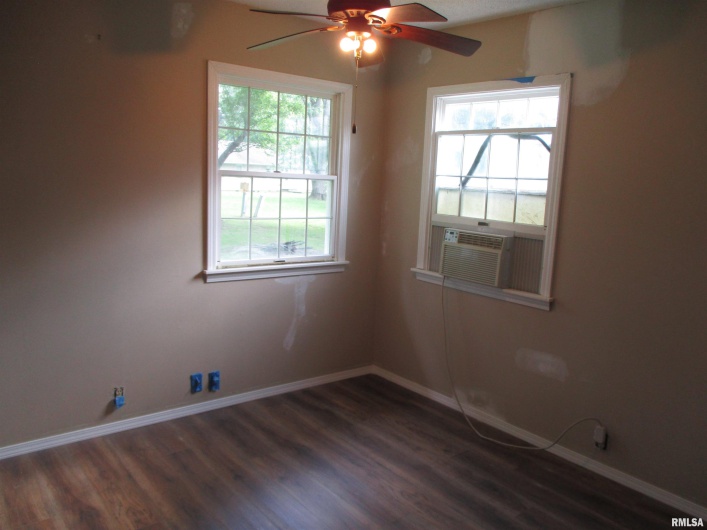 405 DOUGLAS Street, DeSoto, Illinois 62924, 3 Bedrooms Bedrooms, 0 ,1 BathroomBathrooms,Residential,For Sale,DOUGLAS,0,RMAEB458487