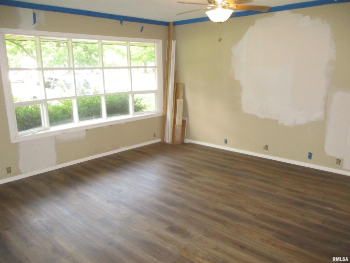 405 DOUGLAS Street, DeSoto, Illinois 62924, 3 Bedrooms Bedrooms, 0 ,1 BathroomBathrooms,Residential,For Sale,DOUGLAS,0,RMAEB458487
