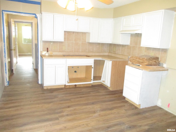 405 DOUGLAS Street, DeSoto, Illinois 62924, 3 Bedrooms Bedrooms, 0 ,1 BathroomBathrooms,Residential,For Sale,DOUGLAS,0,RMAEB458487