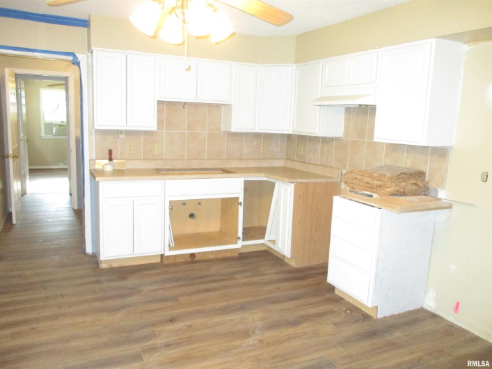 405 DOUGLAS Street, DeSoto, Illinois 62924, 3 Bedrooms Bedrooms, 0 ,1 BathroomBathrooms,Residential,For Sale,DOUGLAS,0,RMAEB458487