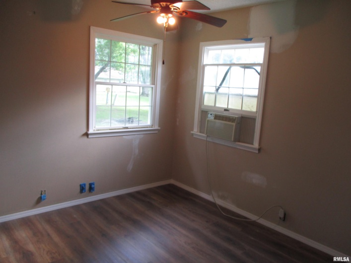 405 DOUGLAS Street, DeSoto, Illinois 62924, 3 Bedrooms Bedrooms, 0 ,1 BathroomBathrooms,Residential,For Sale,DOUGLAS,0,RMAEB458487
