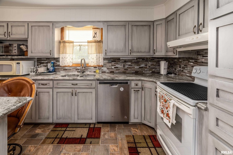 2305 WEAVER Road, Herrin, Illinois 62948, 3 Bedrooms Bedrooms, 0 ,2 BathroomsBathrooms,Residential,For Sale,WEAVER,0,RMAQC4264636