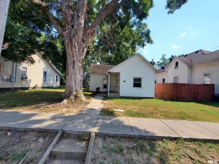 307 SYCAMORE Street, Carbondale, Illinois 62901, 2 Bedrooms Bedrooms, 0 ,1 BathroomBathrooms,Residential,For Sale,SYCAMORE,0,RMAEB458503