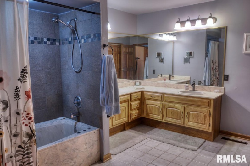 12299 Pebble Point Road, Marion, Illinois 62959, 4 Bedrooms Bedrooms, 0 ,2 BathroomsBathrooms,Residential,For Sale,Pebble Point,0,RMAEB458529