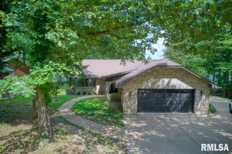 12299 Pebble Point Road, Marion, Illinois 62959, 4 Bedrooms Bedrooms, 0 ,2 BathroomsBathrooms,Residential,For Sale,Pebble Point,0,RMAEB458529
