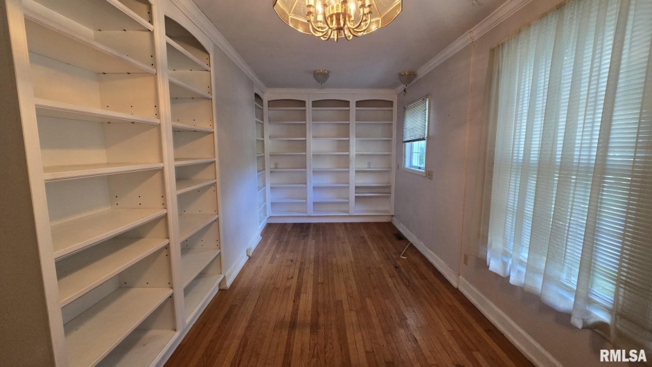 930 WALNUT Street, Carbondale, Illinois 62901, 3 Bedrooms Bedrooms, 0 ,2 BathroomsBathrooms,Residential,For Sale,WALNUT,0,RMAEB458568