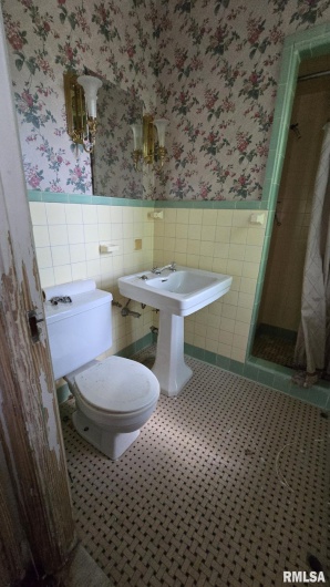 930 WALNUT Street, Carbondale, Illinois 62901, 3 Bedrooms Bedrooms, 0 ,2 BathroomsBathrooms,Residential,For Sale,WALNUT,0,RMAEB458568