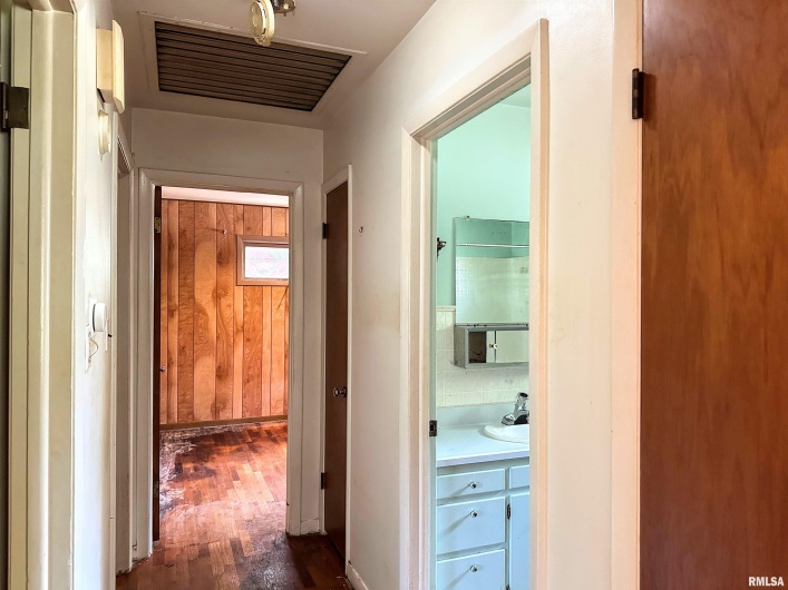 607 SKYLINE Drive, Carbondale, Illinois 62901, 3 Bedrooms Bedrooms, 0 ,1 BathroomBathrooms,Residential,For Sale,SKYLINE,0,RMAEB457196