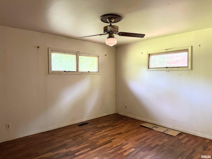 607 SKYLINE Drive, Carbondale, Illinois 62901, 3 Bedrooms Bedrooms, 0 ,1 BathroomBathrooms,Residential,For Sale,SKYLINE,0,RMAEB457196