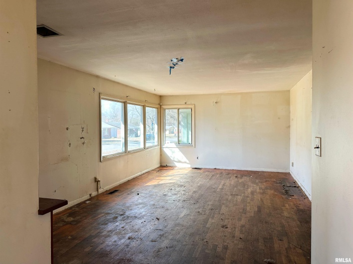 607 SKYLINE Drive, Carbondale, Illinois 62901, 3 Bedrooms Bedrooms, 0 ,1 BathroomBathrooms,Residential,For Sale,SKYLINE,0,RMAEB457196
