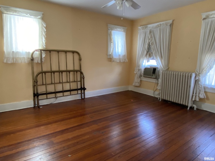 221 POPLAR Street, Harrisburg, Illinois 62946-1421, 4 Bedrooms Bedrooms, 0 ,2 BathroomsBathrooms,Residential,For Sale,POPLAR,0,RMAEB458414