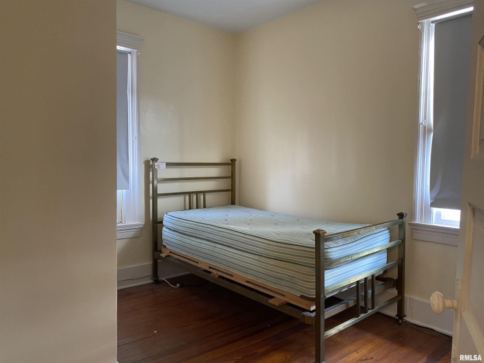 221 POPLAR Street, Harrisburg, Illinois 62946-1421, 4 Bedrooms Bedrooms, 0 ,2 BathroomsBathrooms,Residential,For Sale,POPLAR,0,RMAEB458414