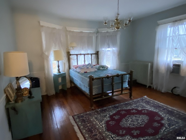 221 POPLAR Street, Harrisburg, Illinois 62946-1421, 4 Bedrooms Bedrooms, 0 ,2 BathroomsBathrooms,Residential,For Sale,POPLAR,0,RMAEB458414