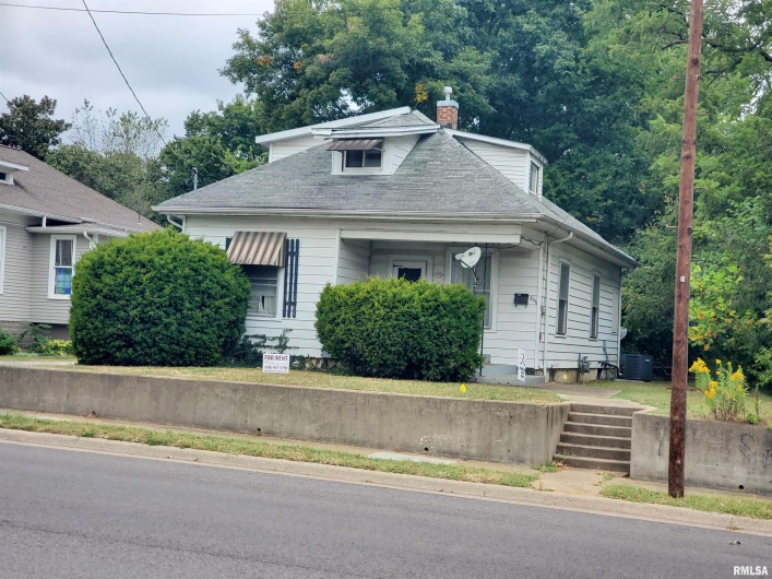806 WALNUT Street, Carbondale, Illinois 62901, 3 Bedrooms Bedrooms, 0 ,2 BathroomsBathrooms,Residential,For Sale,WALNUT,0,RMAEB458604