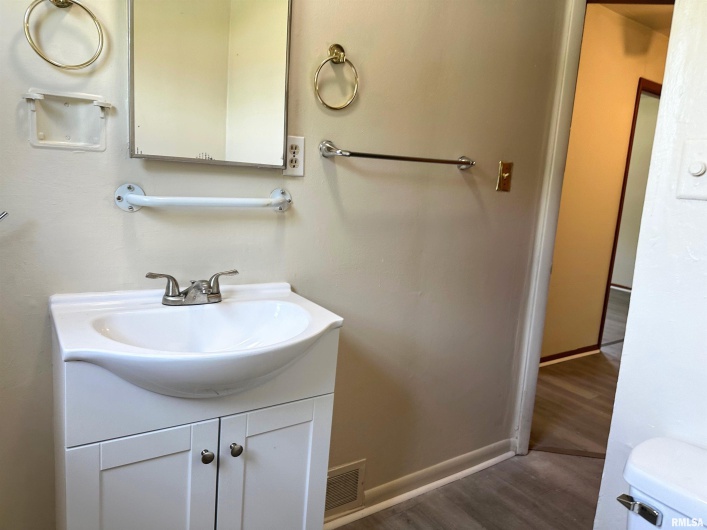 517 FISHER Street, Carbondale, Illinois 62901, 3 Bedrooms Bedrooms, 0 ,1 BathroomBathrooms,Residential,For Sale,FISHER,0,RMAEB458620