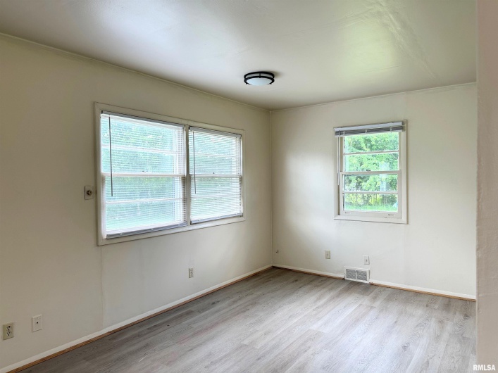 517 FISHER Street, Carbondale, Illinois 62901, 3 Bedrooms Bedrooms, 0 ,1 BathroomBathrooms,Residential,For Sale,FISHER,0,RMAEB458620