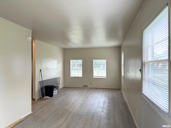 517 FISHER Street, Carbondale, Illinois 62901, 3 Bedrooms Bedrooms, 0 ,1 BathroomBathrooms,Residential,For Sale,FISHER,0,RMAEB458620