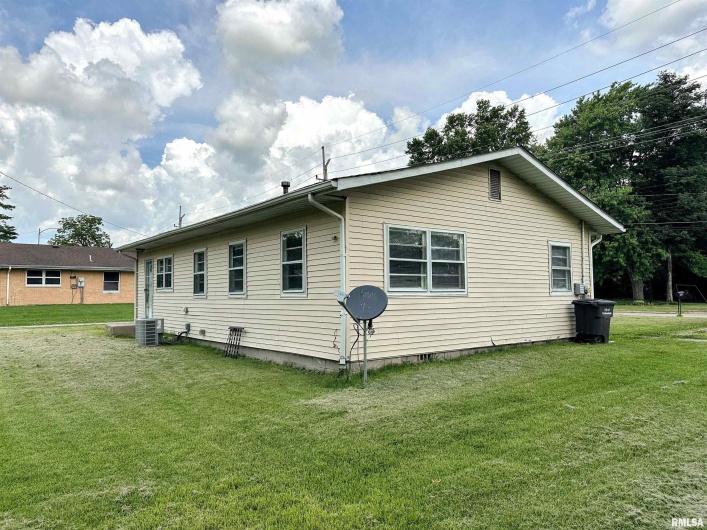 517 FISHER Street, Carbondale, Illinois 62901, 3 Bedrooms Bedrooms, 0 ,1 BathroomBathrooms,Residential,For Sale,FISHER,0,RMAEB458620