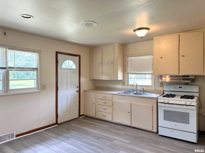 517 FISHER Street, Carbondale, Illinois 62901, 3 Bedrooms Bedrooms, 0 ,1 BathroomBathrooms,Residential,For Sale,FISHER,0,RMAEB458620