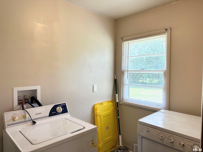 517 FISHER Street, Carbondale, Illinois 62901, 3 Bedrooms Bedrooms, 0 ,1 BathroomBathrooms,Residential,For Sale,FISHER,0,RMAEB458620
