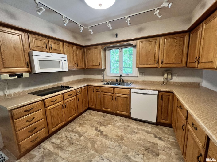 112 Birdsong Drive, Carbondale, Illinois 62901, 5 Bedrooms Bedrooms, 0 ,3 BathroomsBathrooms,Residential,For Sale,Birdsong,0,RMAEB458631