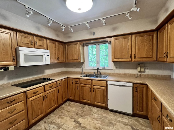 112 Birdsong Drive, Carbondale, Illinois 62901, 5 Bedrooms Bedrooms, 0 ,3 BathroomsBathrooms,Residential,For Sale,Birdsong,0,RMAEB458631