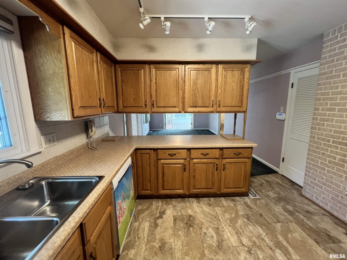 112 Birdsong Drive, Carbondale, Illinois 62901, 5 Bedrooms Bedrooms, 0 ,3 BathroomsBathrooms,Residential,For Sale,Birdsong,0,RMAEB458631