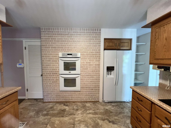 112 Birdsong Drive, Carbondale, Illinois 62901, 5 Bedrooms Bedrooms, 0 ,3 BathroomsBathrooms,Residential,For Sale,Birdsong,0,RMAEB458631